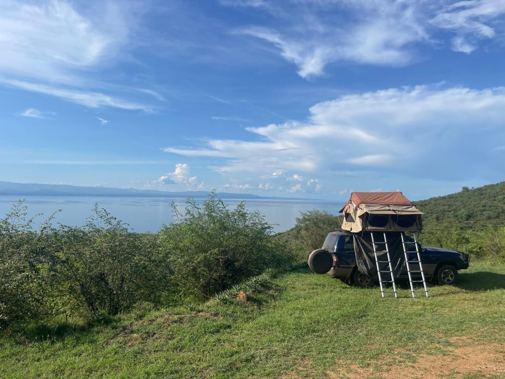Landcruiser-with-family-rooftop-tent