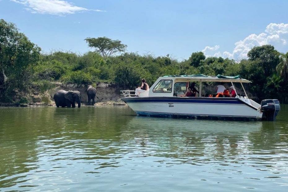 kazinga channel boat cruise