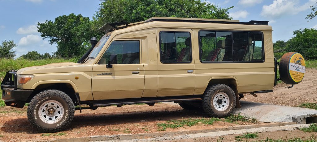 Rent 4x4 Safari Land Cruiser Extended in Uganda from $120