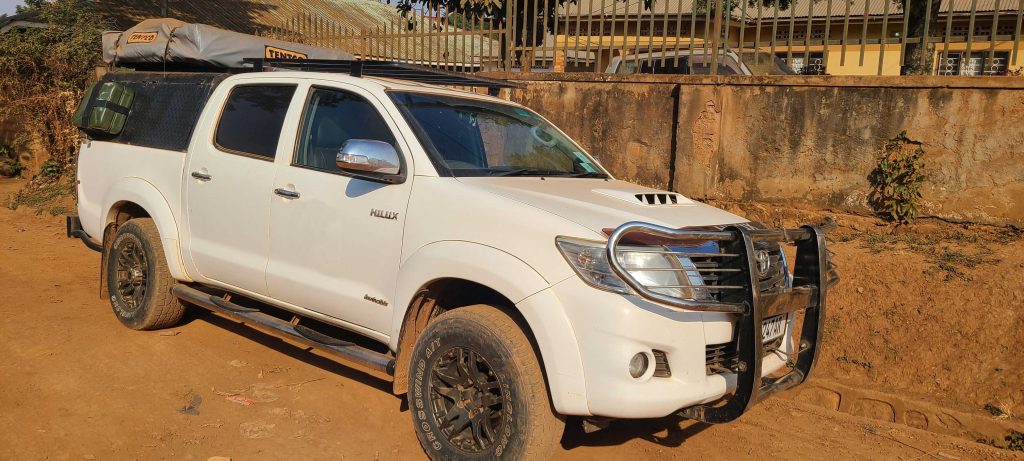 Toyota-Hilux-Hire-with-rooftop-Tent